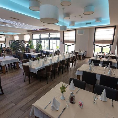 Pecinci Hotel Crystal מראה חיצוני תמונה