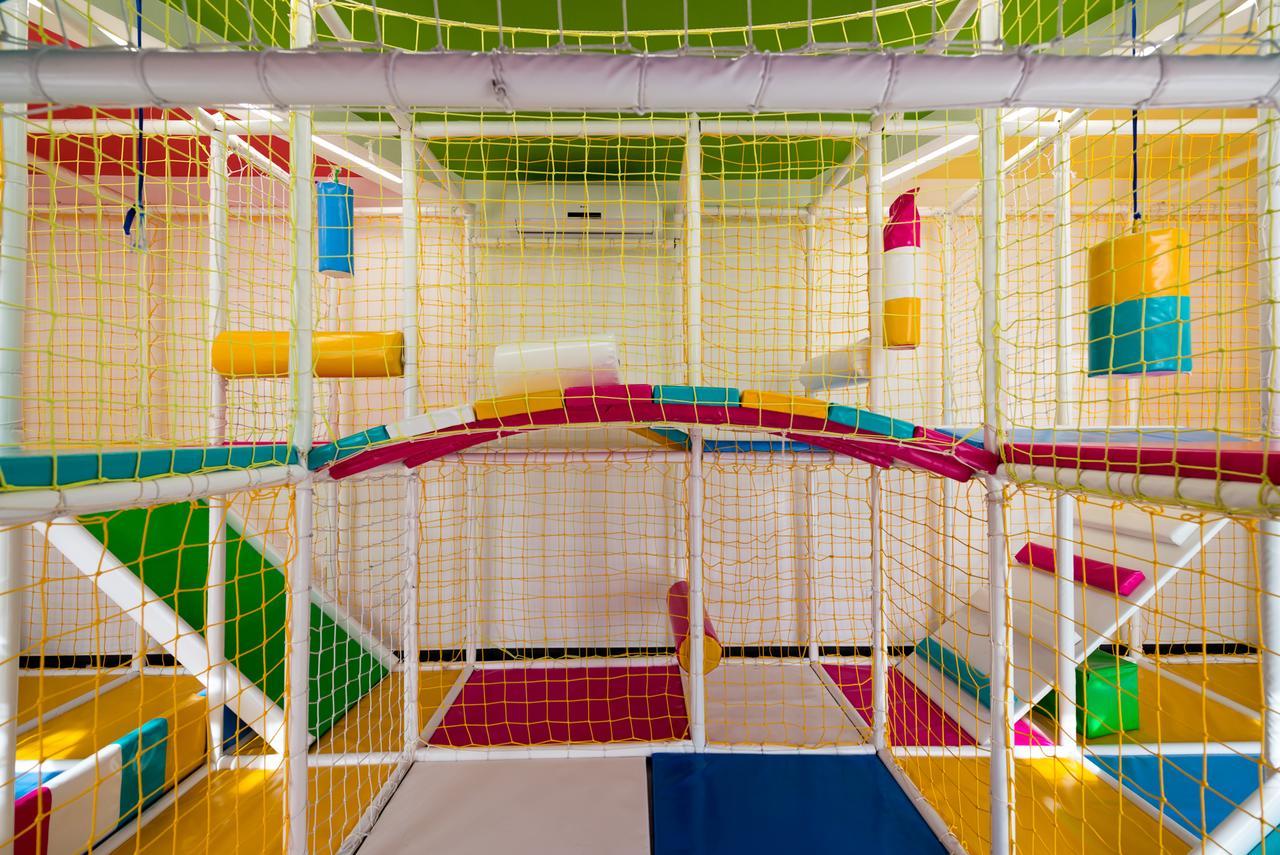 Pecinci Hotel Crystal מראה חיצוני תמונה