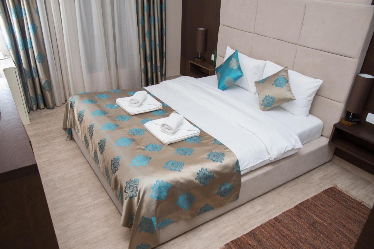 Pecinci Hotel Crystal מראה חיצוני תמונה