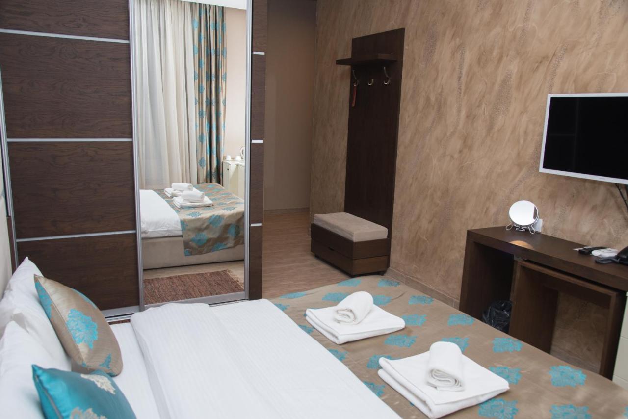 Pecinci Hotel Crystal מראה חיצוני תמונה