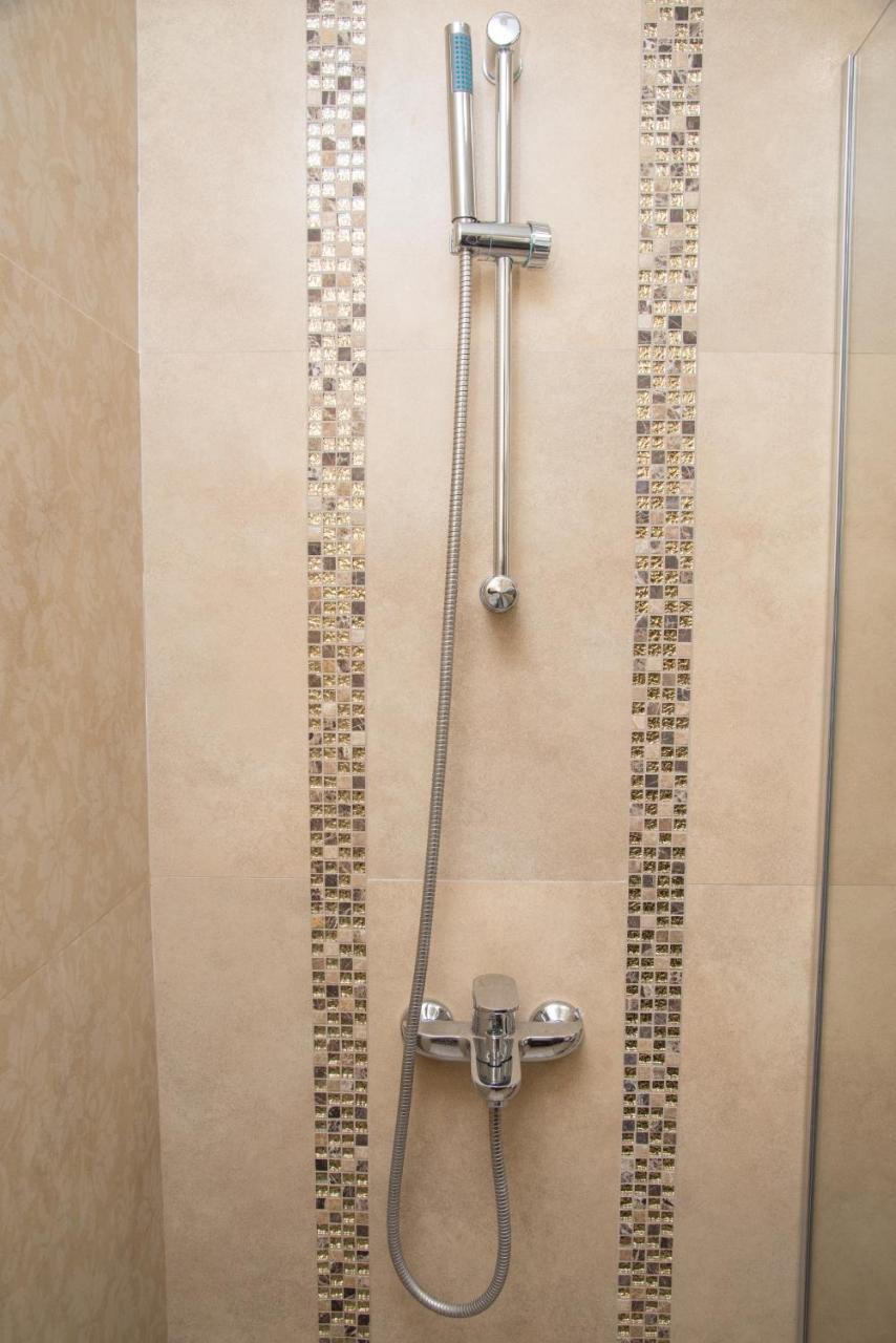 Pecinci Hotel Crystal מראה חיצוני תמונה