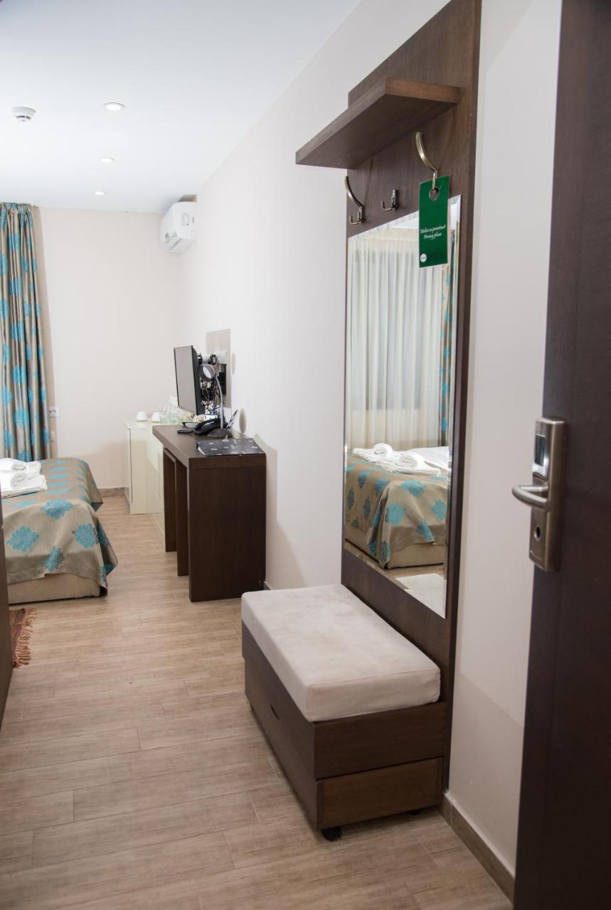 Pecinci Hotel Crystal מראה חיצוני תמונה