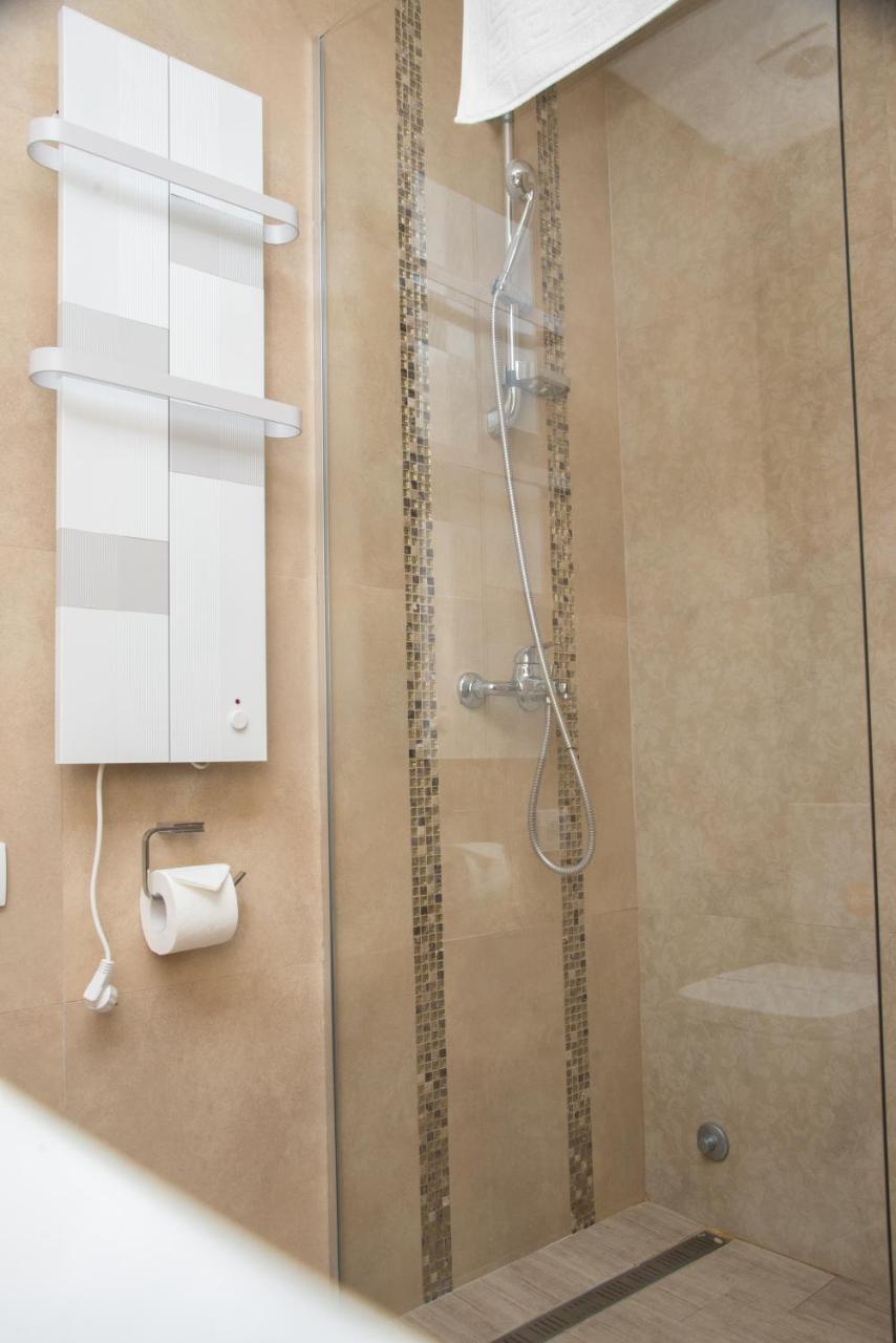 Pecinci Hotel Crystal מראה חיצוני תמונה