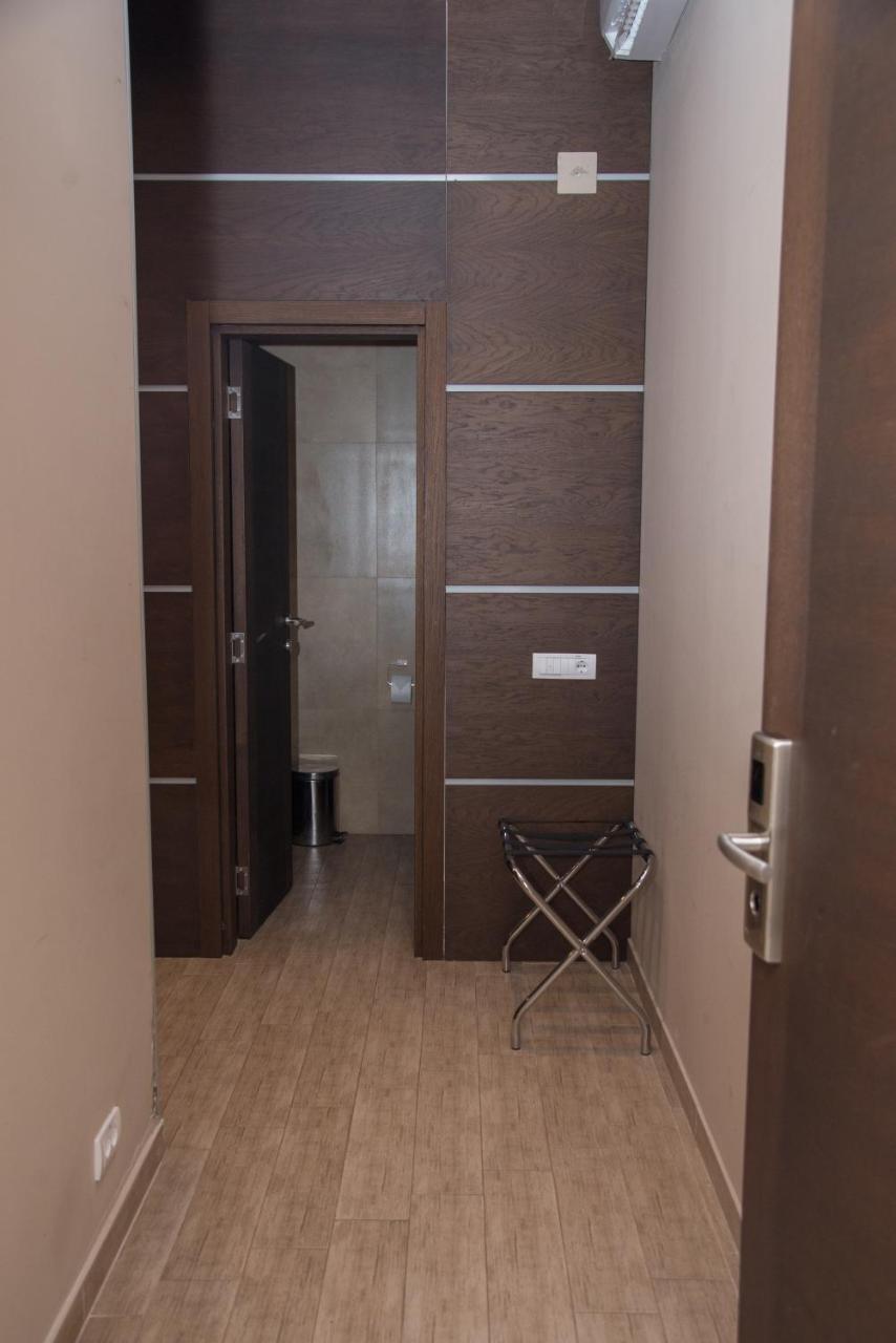 Pecinci Hotel Crystal מראה חיצוני תמונה
