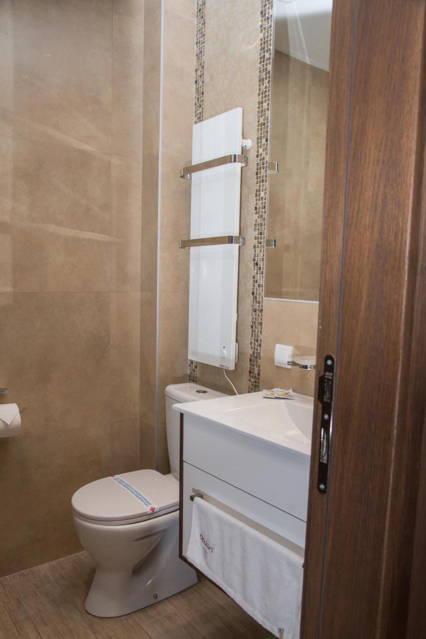 Pecinci Hotel Crystal מראה חיצוני תמונה