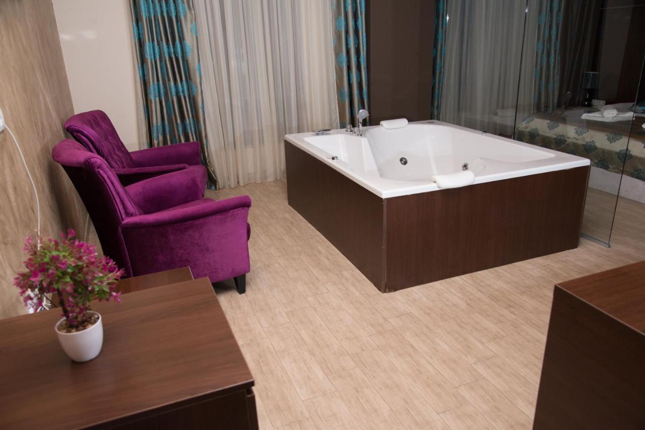 Pecinci Hotel Crystal מראה חיצוני תמונה