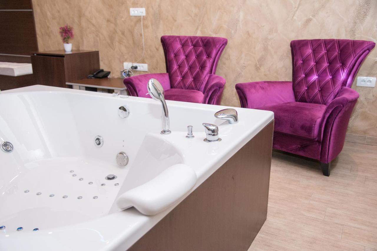 Pecinci Hotel Crystal מראה חיצוני תמונה
