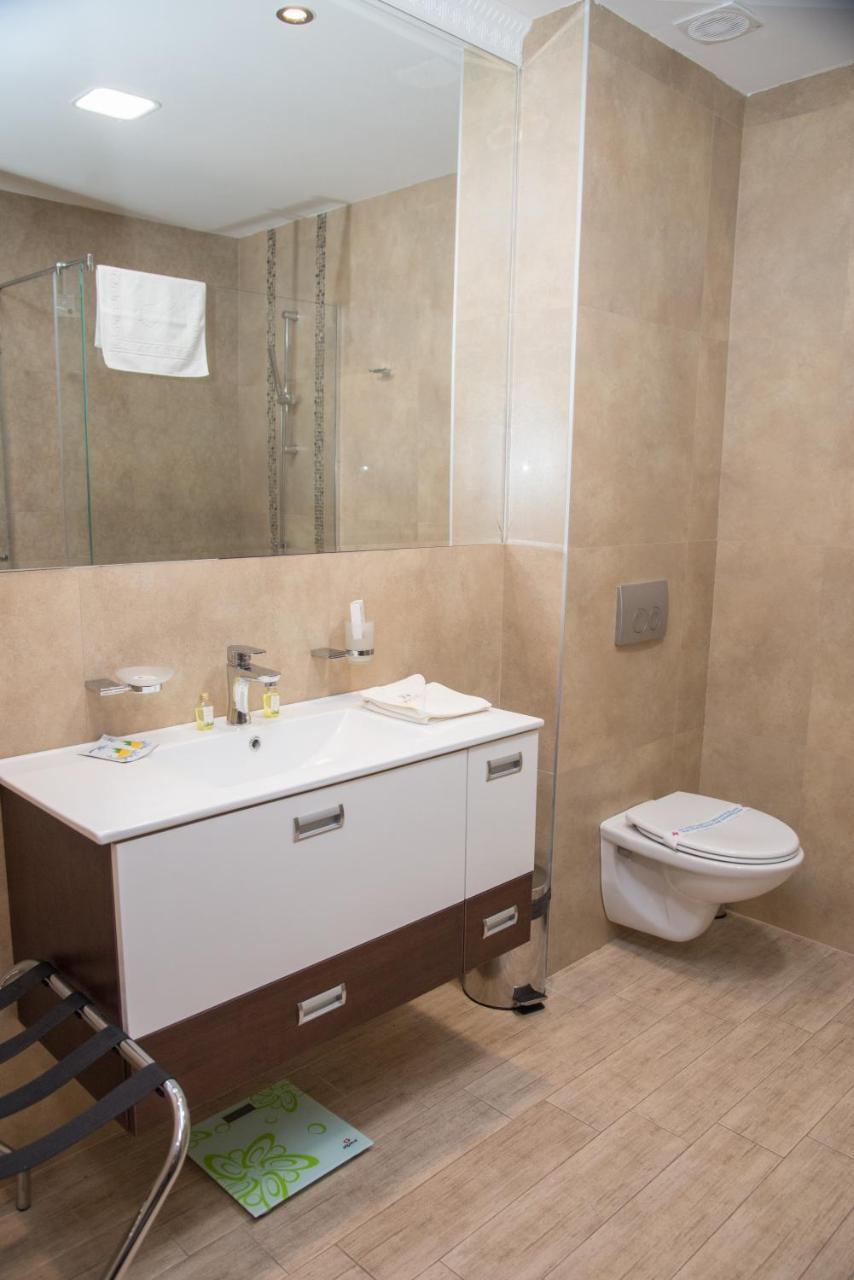 Pecinci Hotel Crystal מראה חיצוני תמונה