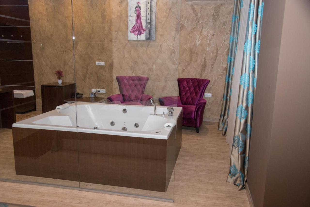 Pecinci Hotel Crystal מראה חיצוני תמונה
