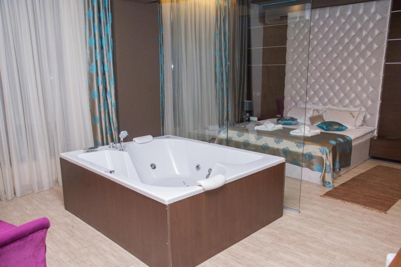 Pecinci Hotel Crystal מראה חיצוני תמונה