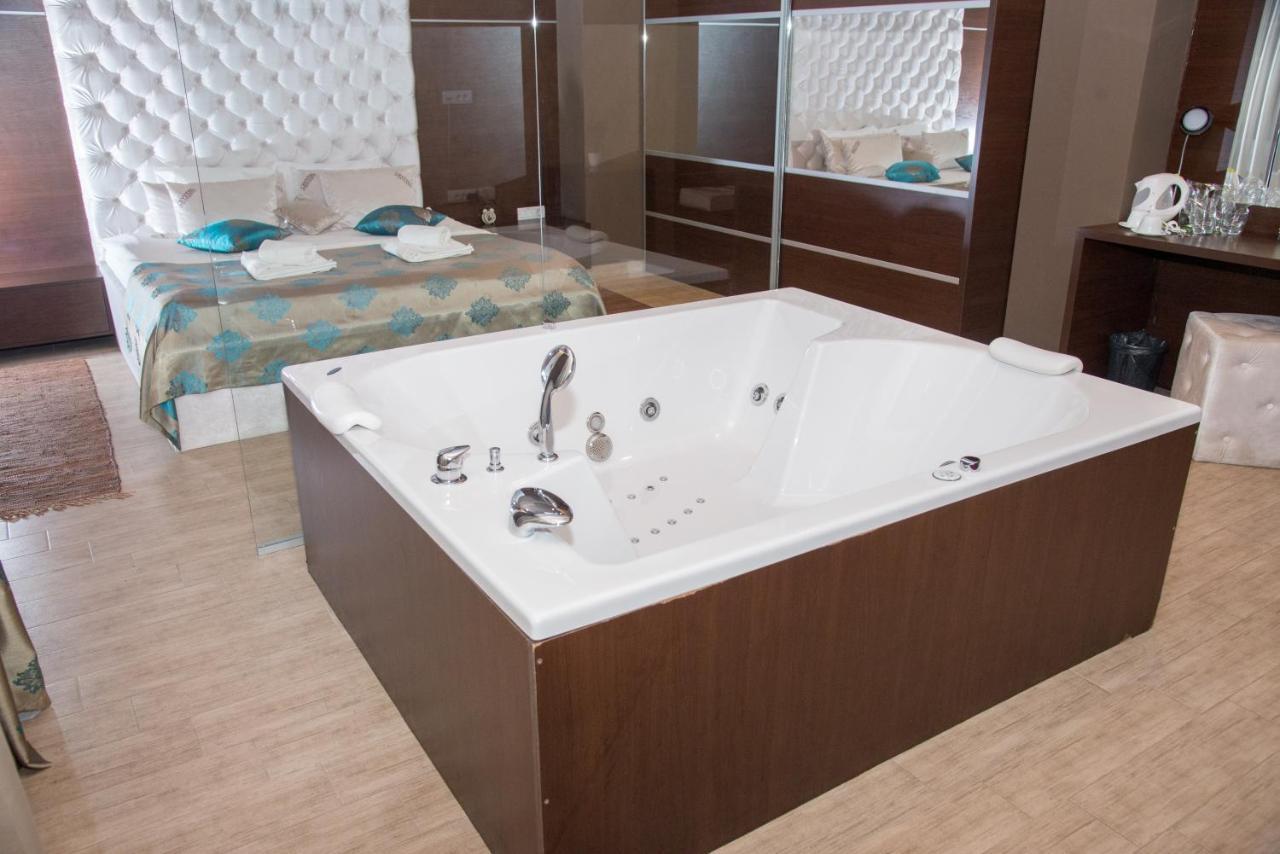 Pecinci Hotel Crystal מראה חיצוני תמונה