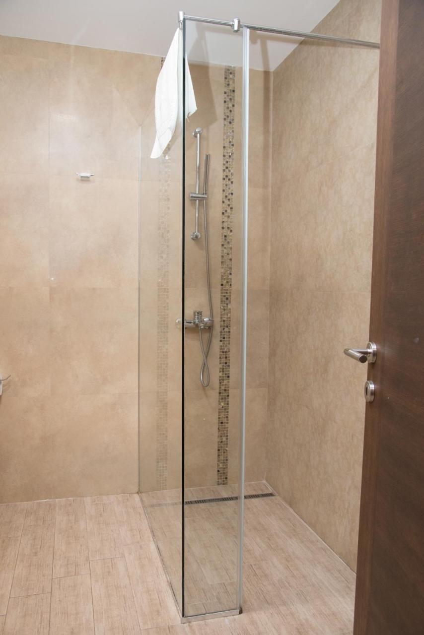 Pecinci Hotel Crystal מראה חיצוני תמונה
